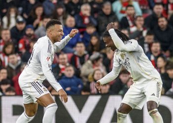 El delantero francés del Real Madrid Kylian Mbappé (izda) celebra con Eduardo Camavinga el 0-3