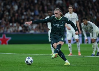 El delantero del Manchester City Erling Haaland marca de penati el 1-2 durante el encuentro correspondiente a la fase regular