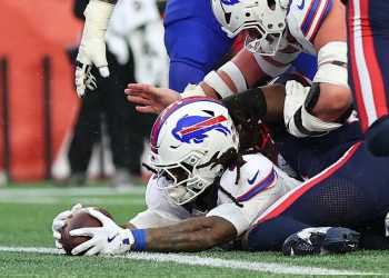 Los Buffalo Bills (10-4) empezaron perdiendo 21-0 en el estadio de los New England Patriots (11-3), pero le dieron la vuelta en otra de sus épicas remontadas