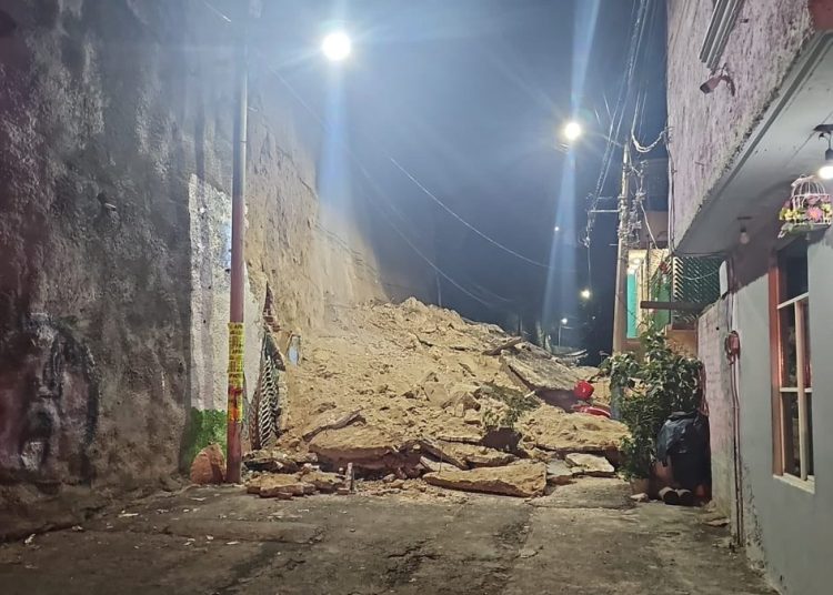 Deslave en Álvaro Obregón: Avance en remoción de tierra y atención a la población | FOTO X @LopezCasarinJ