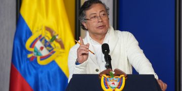 🪖 Petro responde a Maduro: “Él no tiene que dar órdenes a los militares colombianos”