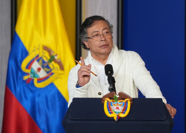 Petro responde a Maduro: "Él no tiene que dar órdenes a los militares colombianos"