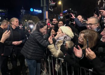 María Corina Machado llega a Oslo para recibir el Premio Nobel de la Paz y saluda emocionada a sus seguidores