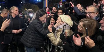 María Corina Machado llega a Oslo para recibir el Premio Nobel de la Paz y saluda emocionada a sus seguidores