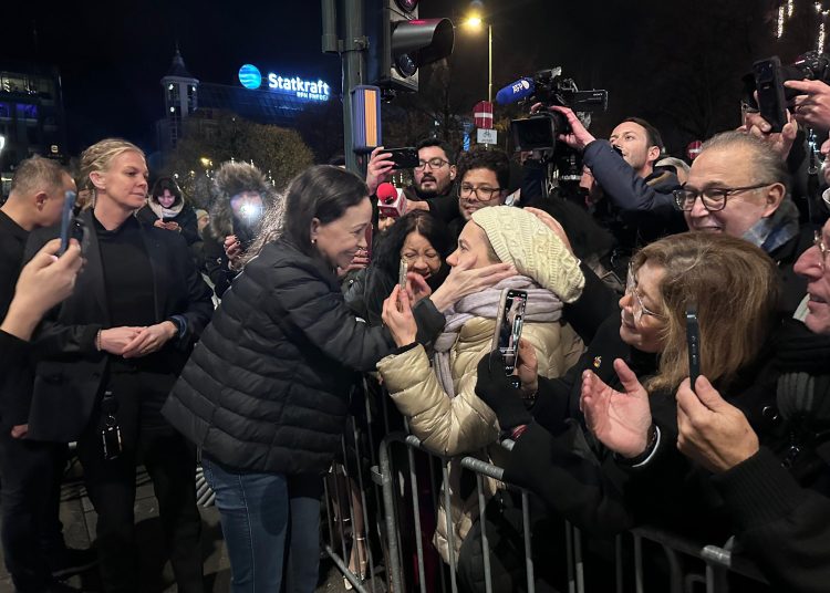 María Corina Machado en Oslo saluda desde el balcón del Grand Hotel tras llegar para recibir el Premio Nobel de la Paz