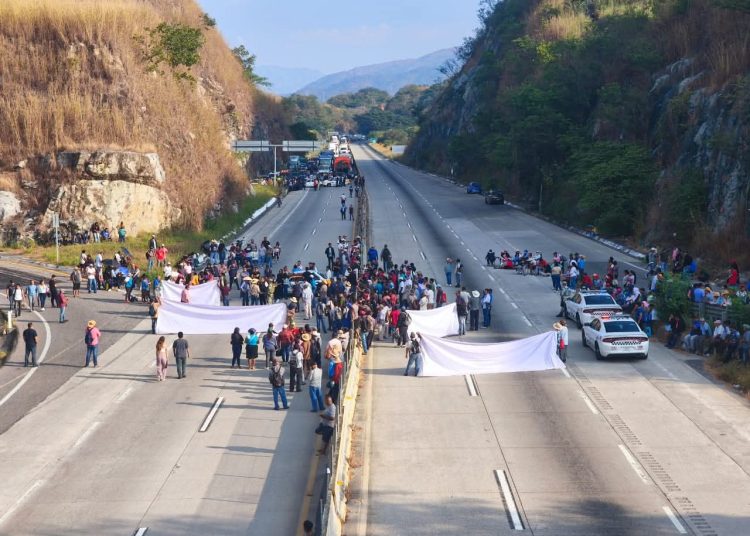 Más de cinco horas de bloqueo en la Autopista del Sol deja varados a cientos de autos