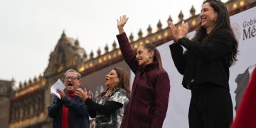 📚 Sheinbaum lidera lluvia de Libros en el Zócalo