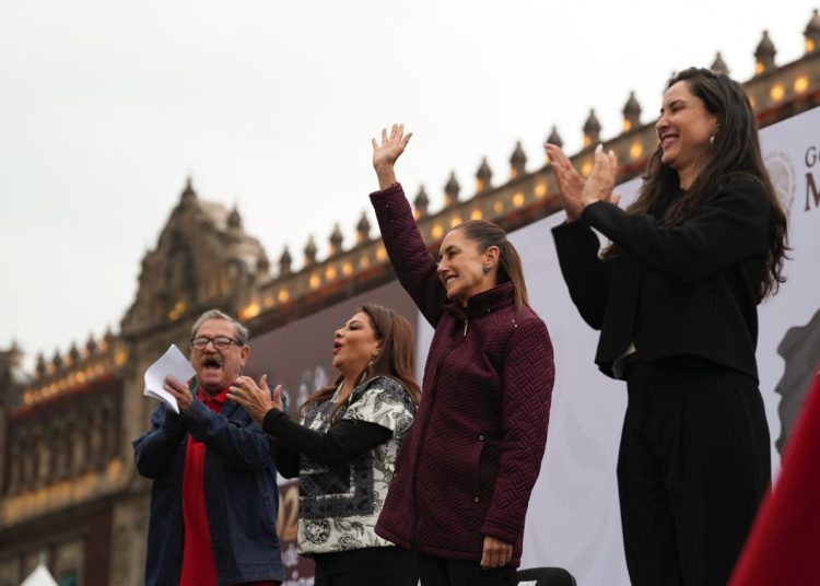 Claudia Sheinbaum encabeza la entrega de 25 libros gratuitos del FCE en el Zócalo