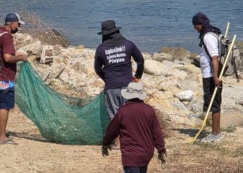 Incrementa el tonelaje de basura en playas de Acapulco por temporada decembrina