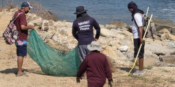 Incrementa el tonelaje de basura en playas de Acapulco por temporada decembrina