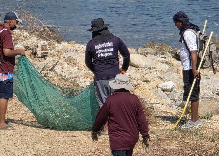 La recolección de basura en playas de Acapulco se incrementa ante la temporada turística y fin de año