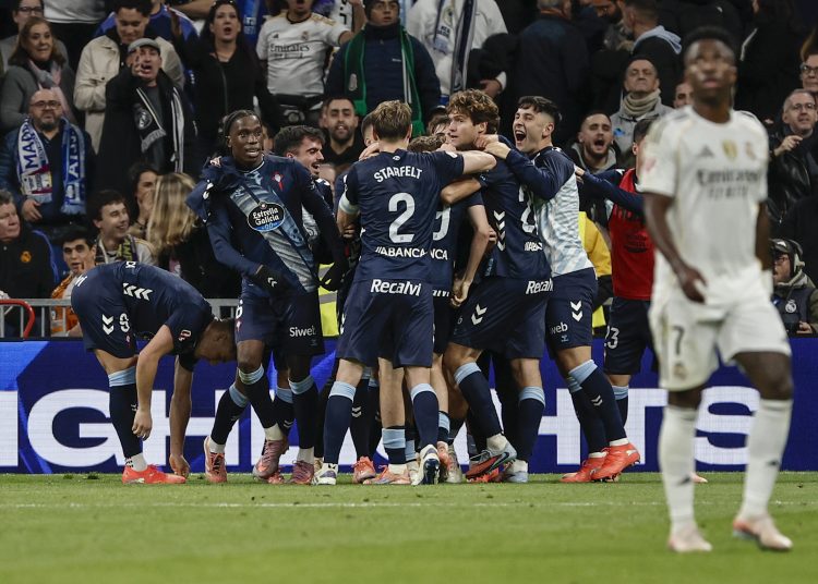 Los jugadores del Celta celebran el segundo gol ante el Real Madrid, durante el partido de LaLiga de fútbol que Real Madrid
