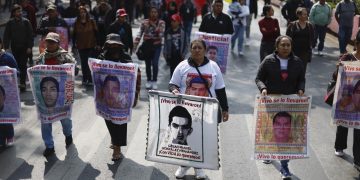 Familias de los 43 de Ayotzinapa peregrinan a la Basílica para exigir verdad y justicia