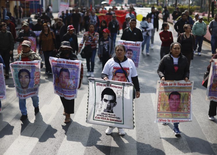 Familiares de los 43 estudiantes desaparecidos de Ayotzinapa peregrinaron a la Basílica de Guadalupe en la CDMX. EFE/ Sáshenka Gutiérrez