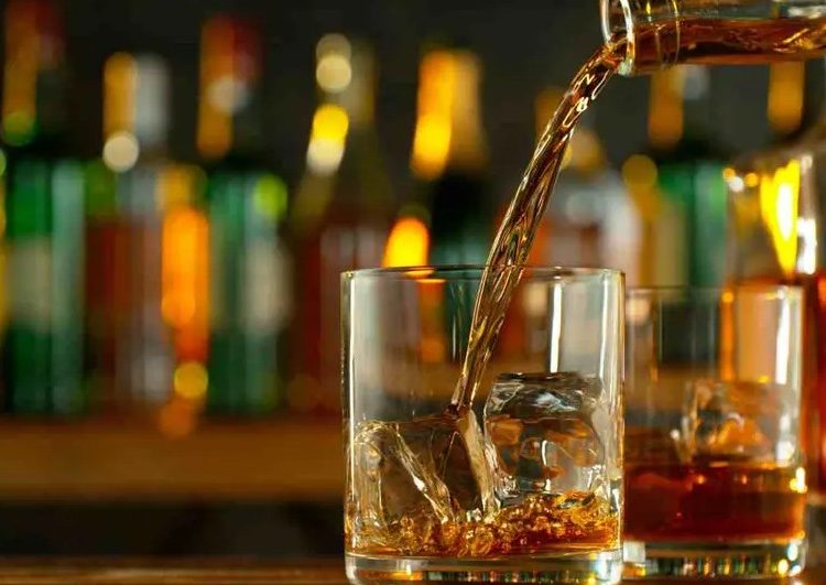 SAT recomienda verificar la autenticidad de bebidas alcohólicas antes de consumirlas