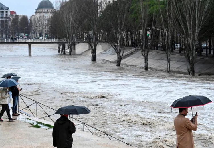 Tormentas de Navidad en California dejan inundaciones y riesgos de deslizamientos