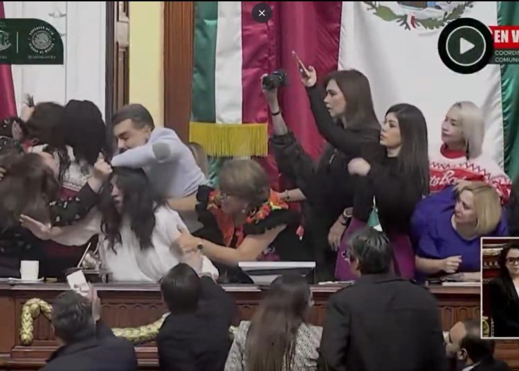 Laura Álvarez y Xóchitl Bravo comentan el conflicto en el Congreso CDMX. EFE/ Congreso Ciudad de México