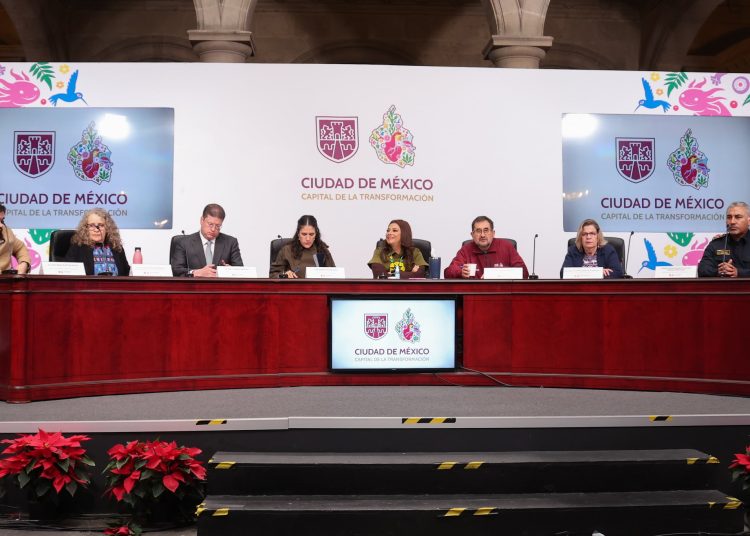 Autoridades de CDMX supervisan la reparación del daño tras la explosión de una pipa en el Puente de la Concordia