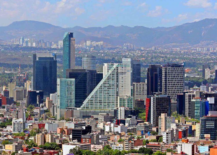 Las cinco zonas metropolitanas más grandes de México enfrentan problemas de movilidad, agua y contaminación, según la senadora