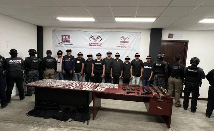 Un operativo en San Cristóbal de Las Casas dejó 12 presuntos integrantes del CJNG detenidos. Fuerzas federales aseguraron armas, droga, equipo táctico y un vehículo