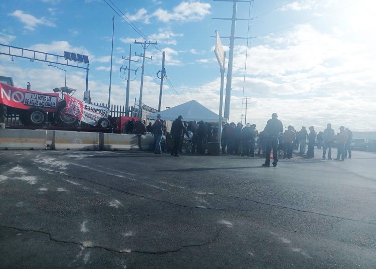 Campesinos bloquean puentes fronterizos en Ciudad Juárez contra la ley hídrica