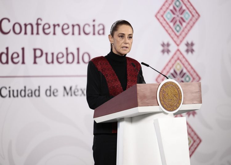 La presidenta Claudia Sheinbaum anunció que la vía del tren interoceánico será analizada por expertos internacionales. EFE/José Méndez