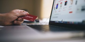 Alertan por fraudes en compras navideñas y falsas promociones de streaming
