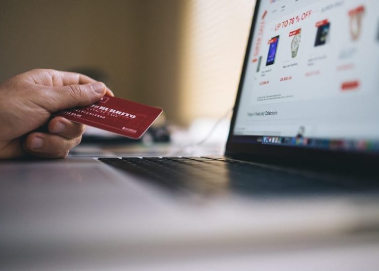 Expertos alertan por fraudes en compras navideñas mediante promociones falsas en línea