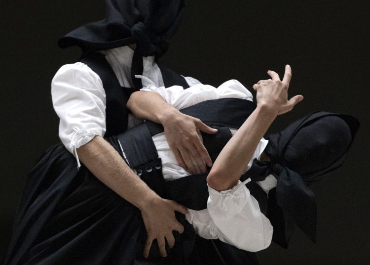 La obra Sonoma de Marcos Morau fusiona surrealismo y danza ancestral