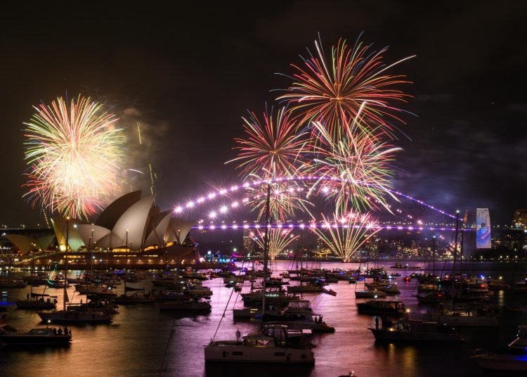 FOTODELDÍA - Sydney (Australia), 31/12/2025.- Los fuegos artificiales iluminan el cielo sobre el puerto de Sídney durante la exhibición de Calling Country de las celebraciones de Nochevieja en Mrs Macquaries Point en Sídney, Australia, el 31 de diciembre de 2025. EFE/DAN HIMBRECHTS - NO ARCHIVOS - PROHIBIDO SU USO EN AUSTRALIA Y NUEVA ZELANDA