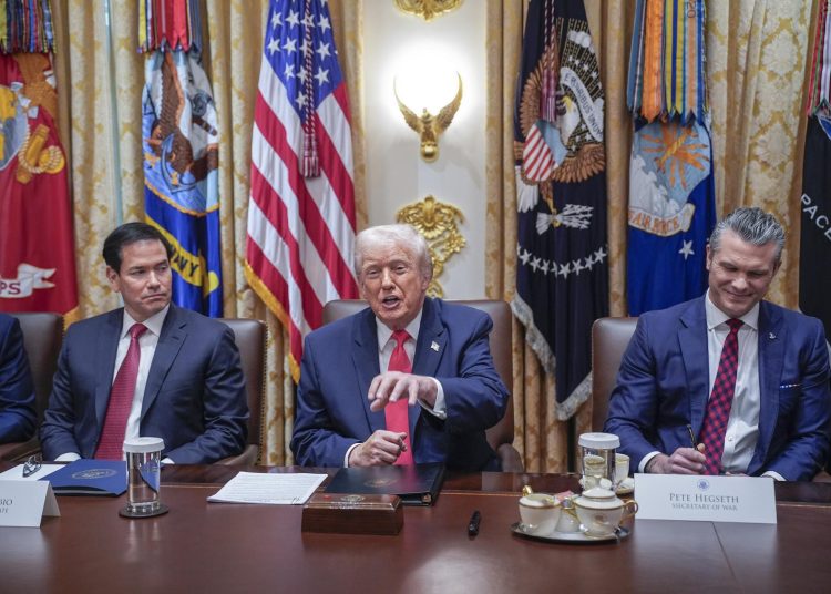 Donald Trump amenaza con ataques contra países productores de droga, en su estrategia antidrogas. EFE/EPA/YURI GRIPAS / POOL