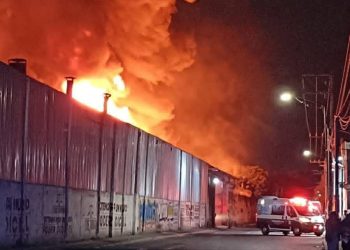 Incendio en fábrica textil de Ixtapaluca alarma a vecinos y moviliza a bomberos de cuatro municipios