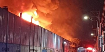 Incendio en fábrica textil de Ixtapaluca alarma a vecinos y moviliza a bomberos de cuatro municipios