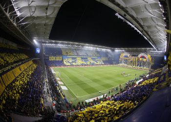 Edson hace gol con Fenerbahçe,  pero lo anulan  