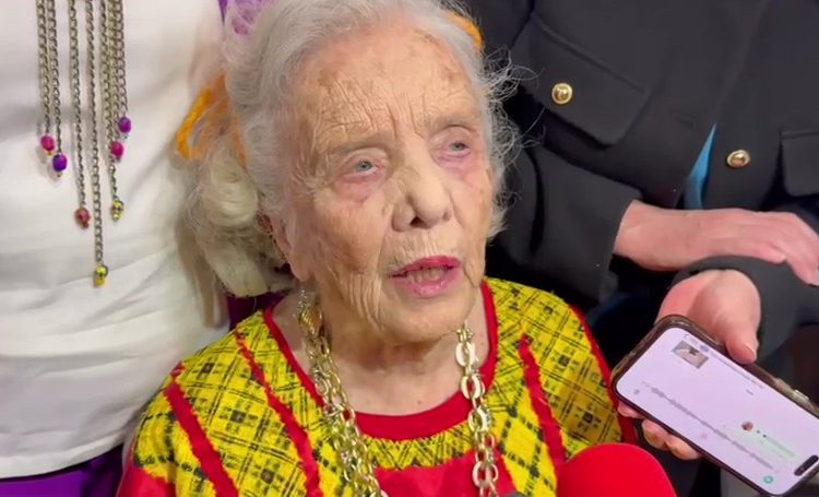 Elena Poniatowska durante la develación de la sala que lleva su nombre en el Senado de México