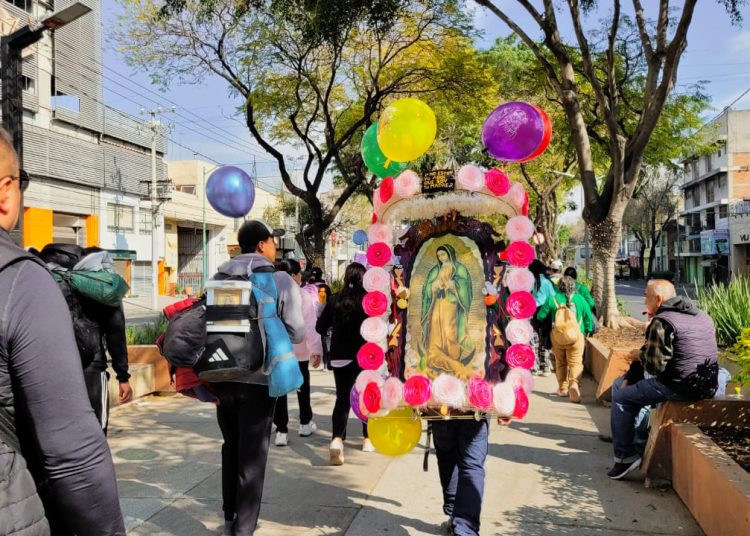 Peregrinos llegando a la Basílica de Guadalupe durante el operativo más grande de su historia