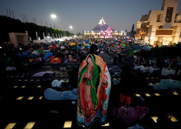 Peregrinos llegan a la Basílica de Guadalupe en una de las celebraciones más grandes de México. EFE/ Sáshenka Gutiérrez