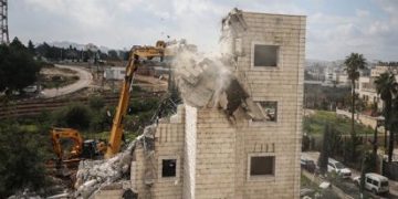 Israel demuele edificio en Jerusalén Este y desplaza a 90 palestinos en Silwan