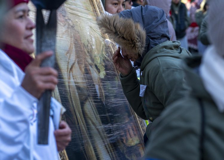 Fieles rezan frente a la Virgen de Guadalupe EE.UU., expresando fe y esperanza. EFE/ Ángel Colmenares