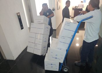 Compra masiva del libro “Grandeza” de AMLO por parte de senadoras y senadores de morena como regalos navideños