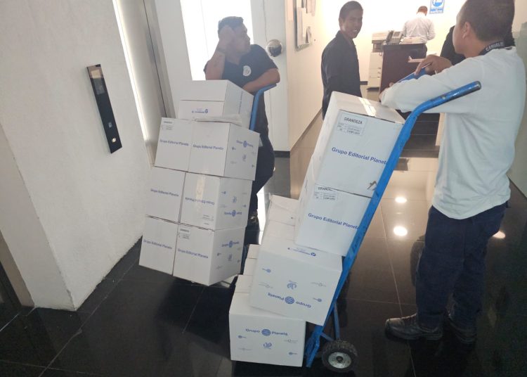 Legisladores de Morena reciben masivamente libros de AMLO “Grandeza” en el Senado