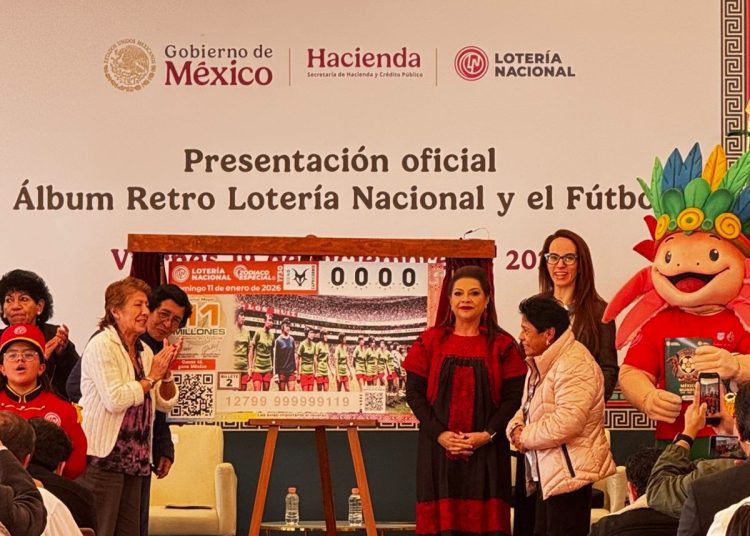 La jefa de gobierno, Clara Brugada, presenta el álbum Retro y el billete conmemorativo en honor a las futbolistas mexicanas de 1971