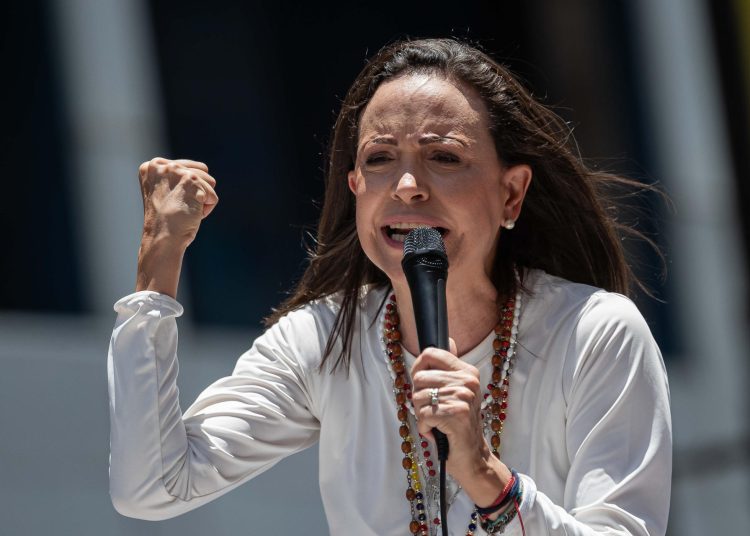 La líder opositora venezolana, María Corina Machado, pronuncia un discurso en una manifestación, en Caracas (Venezuela). Imagen de archivo. EFE/ Ronald Peña