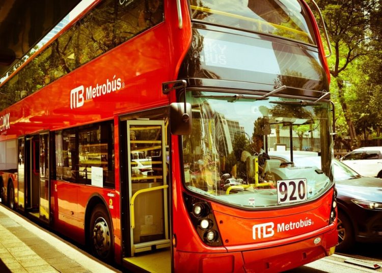 Usuarios del Metro de CDMX durante las fiestas de fin de año con horarios especiales de operación