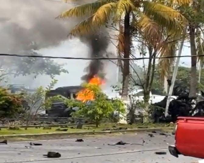 Escena de la explosión en Coahuayana — Fiscalía de Michoacán investiga posible coche bomba del CJNG