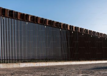 Embajada de Estados Unidos reportó que en 2025 más de 400 personas cayeron al intentar escalar el muro fronterizo