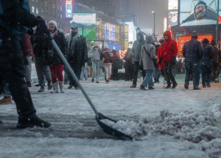 La tormenta invernal cubrió de nieve Nueva York, Nueva Jersey y Connecticut, afectando carreteras y aeropuertos. EFE/EPA/OLGA FEDOROVA
