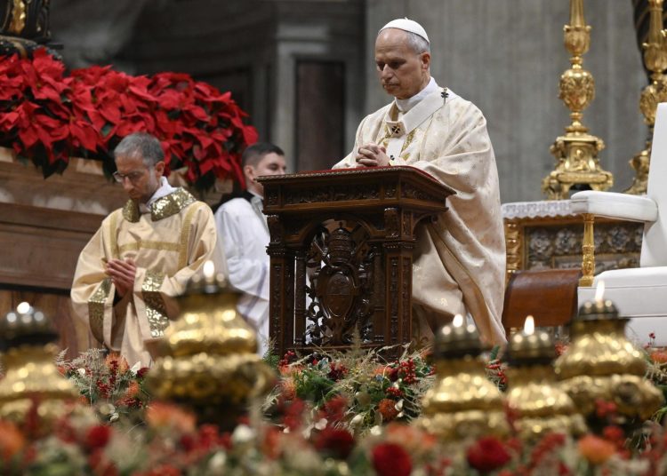 El papa León XIV pronuncia su primer mensaje de Navidad desde la basílica de San Pedro en el Vaticano. EFE/EPA/VATICAN MEDIA HANDOUT