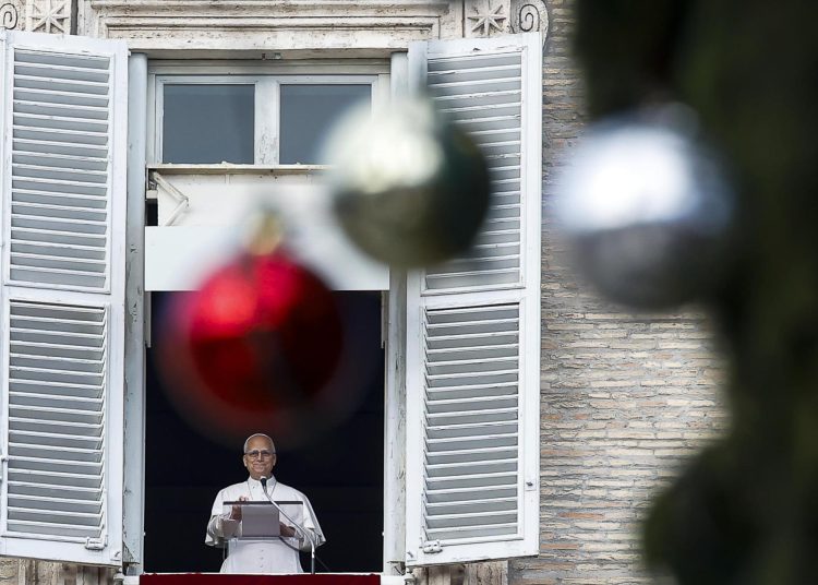 El papa León XIV durante el rezo del ángelus en la plaza de San Pedro, recordando los valores de la familia cristiana. EFE/ Angelo Carconi