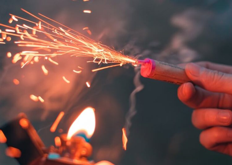 Quema de pirotecnia y fogatas contribuye a la mala calidad del aire. Protege tu salud en Navidad